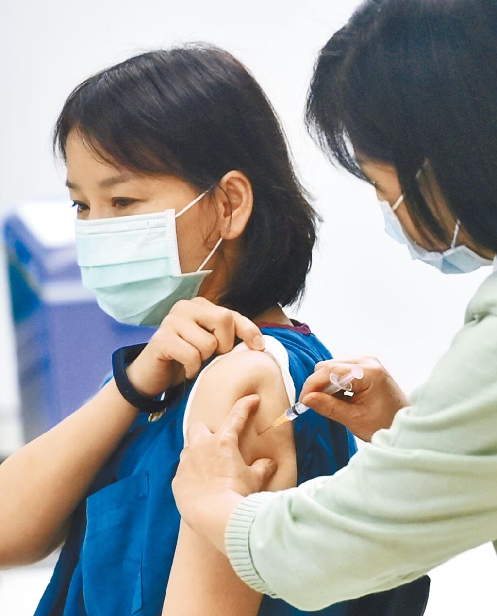 為加速國內新冠疫苗施打，疫情指揮中心昨天宣布公費疫苗擴大施打至第7、第8類人員，自5月10日起國軍及65歲以上長者將加入施打行列；圖為醫護人員率先施打疫苗。（本報資料照片）