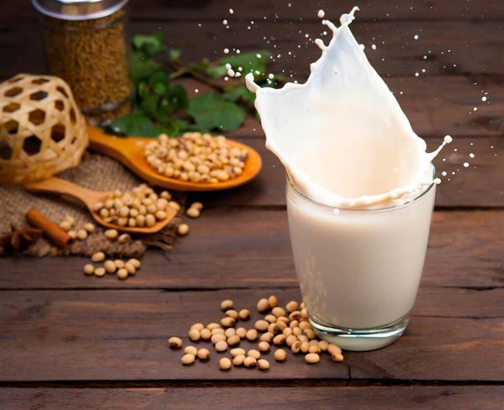 喝豆漿補鈣，骨質仍快速流失？ 營養師曝「真正高鈣食物」防骨鬆、骨折。(示意圖/Shutterstock)