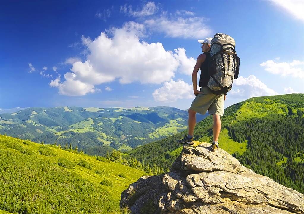 男子近視度數從350度飆升到1100度，竟是因為登山服用高山症預防藥物所致。(示意圖/Shutterstock)