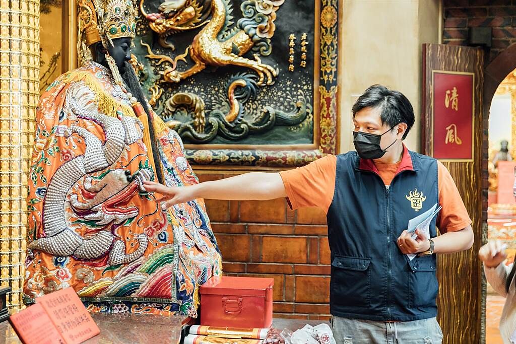 吳孟寰認爲，向外國人傳遞台灣文化，是身為廟宇導覽員最重要的任務。（攝影／李盈靜）
