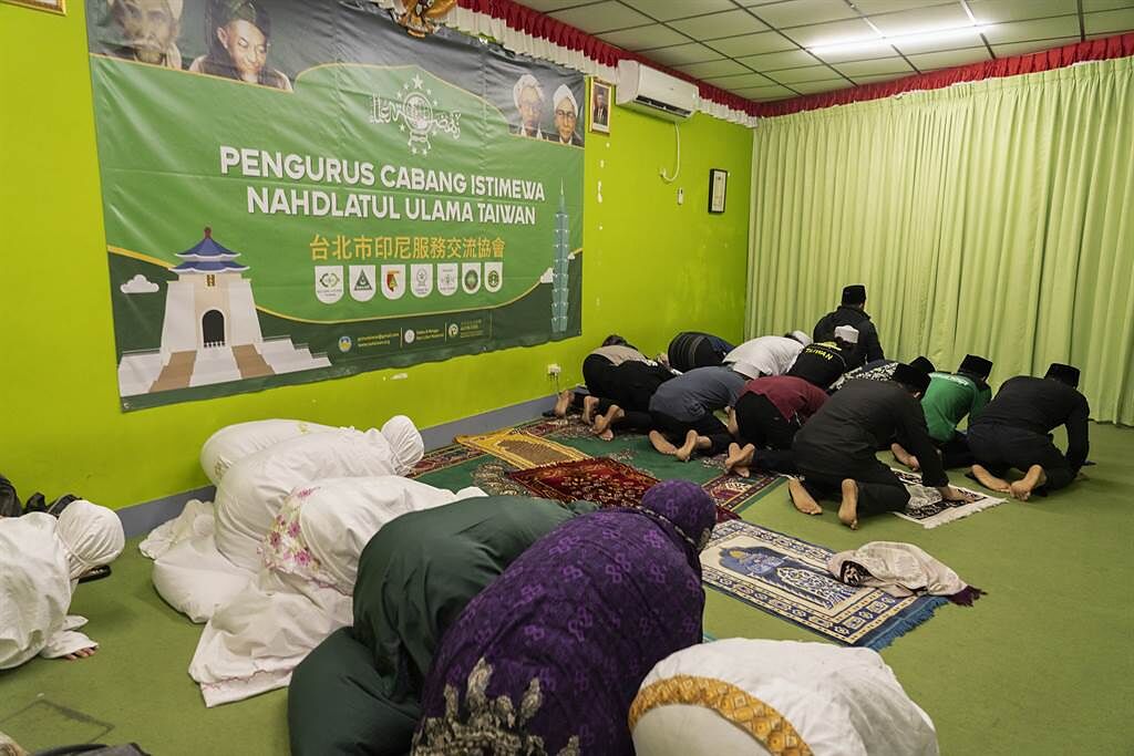 在台穆斯林於此同做禮拜，台北市印尼服務交流協會就像他們的第二個家。（攝影／陳志誠）