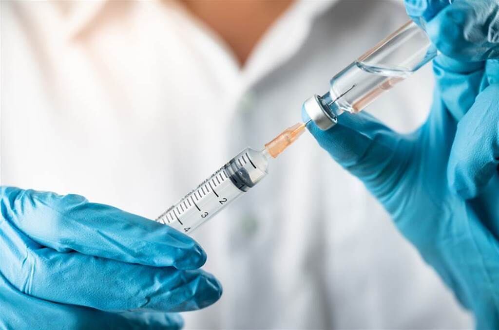 一名記者分享接種AZ疫苗的經驗，吸引不少人關注。（示意圖／Shutterstock）