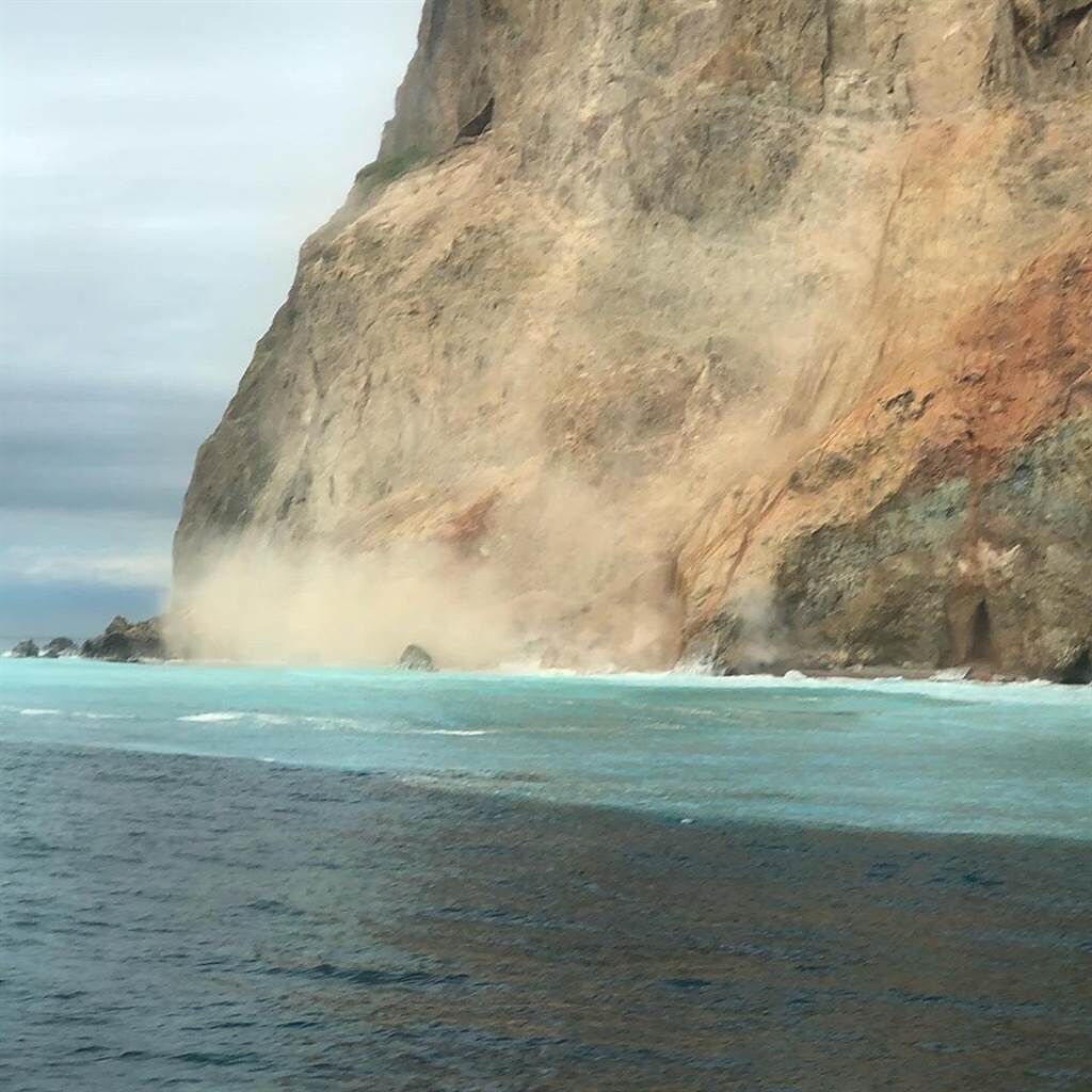 龜山島6日上午發生龜首崩塌現象，讓賞鯨船上當場目擊的遊客驚呼連連。（「東洋銘珠號」提供／胡健森宜蘭傳真）