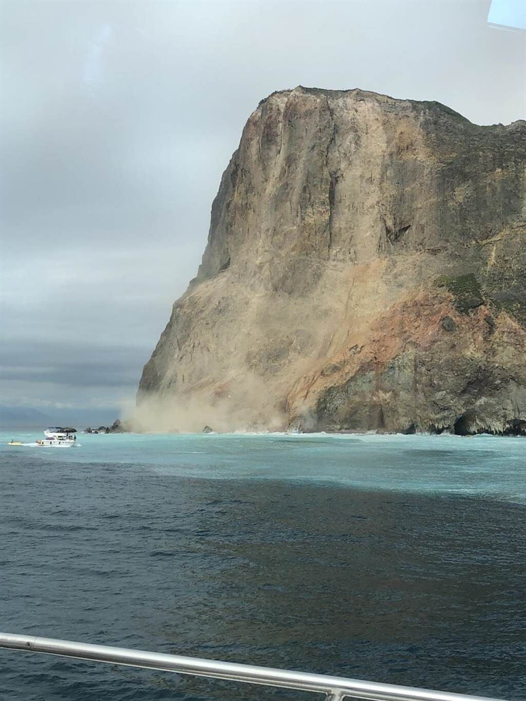  龜山島6日上午發生龜首崩塌現象，讓賞鯨船上當場目擊的遊客驚呼連連。（「東洋銘珠號」提供／胡健森宜蘭傳真）