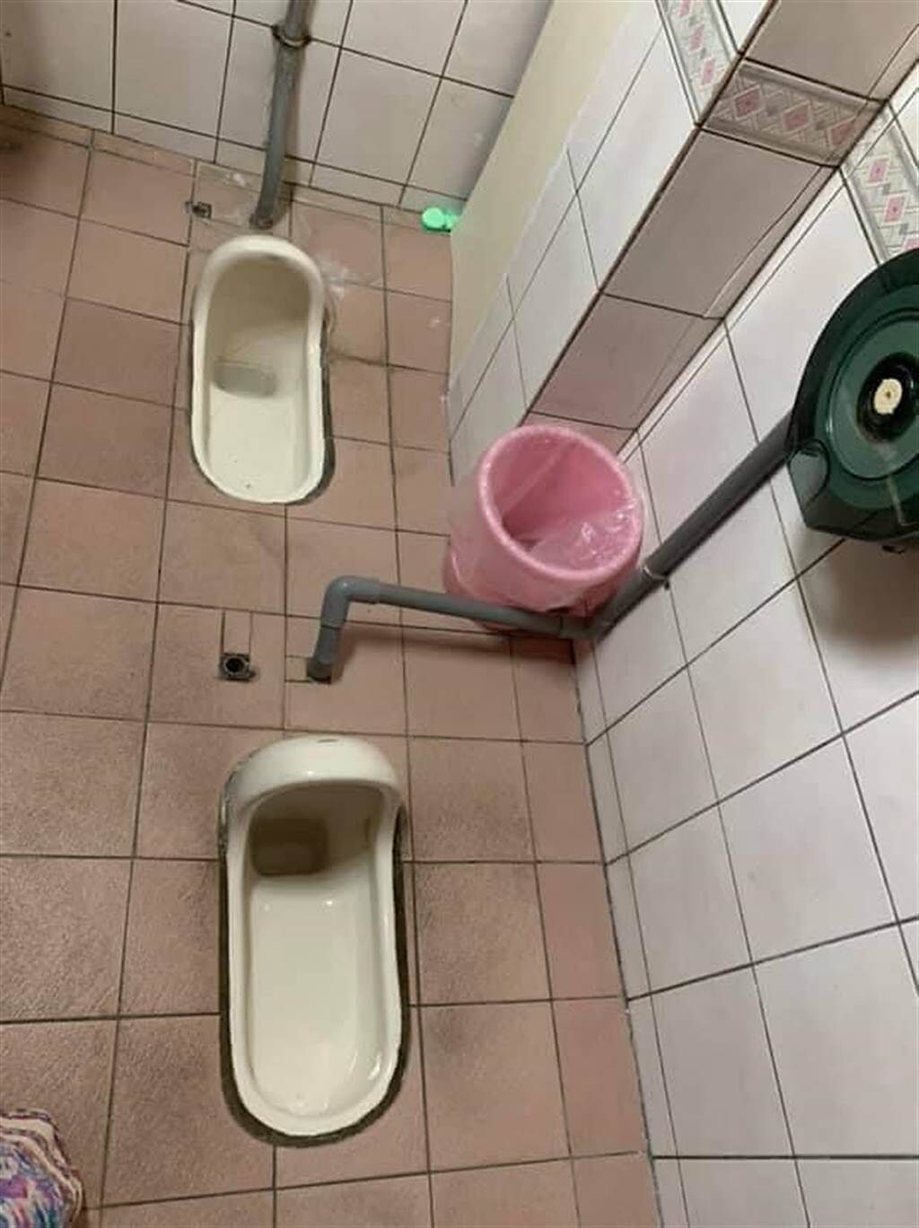 網友笑虧，這種廁所很適合學生時期，連上廁所都要一起的好同學。(摘自路上觀察學院)