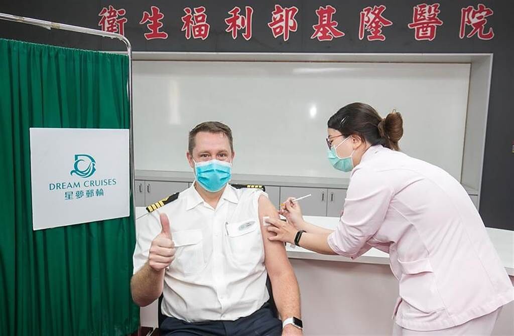 亞洲第一艘！星夢郵輪「探索夢號」逾700名船員接種新冠疫苗。（圖／星夢郵輪提供）