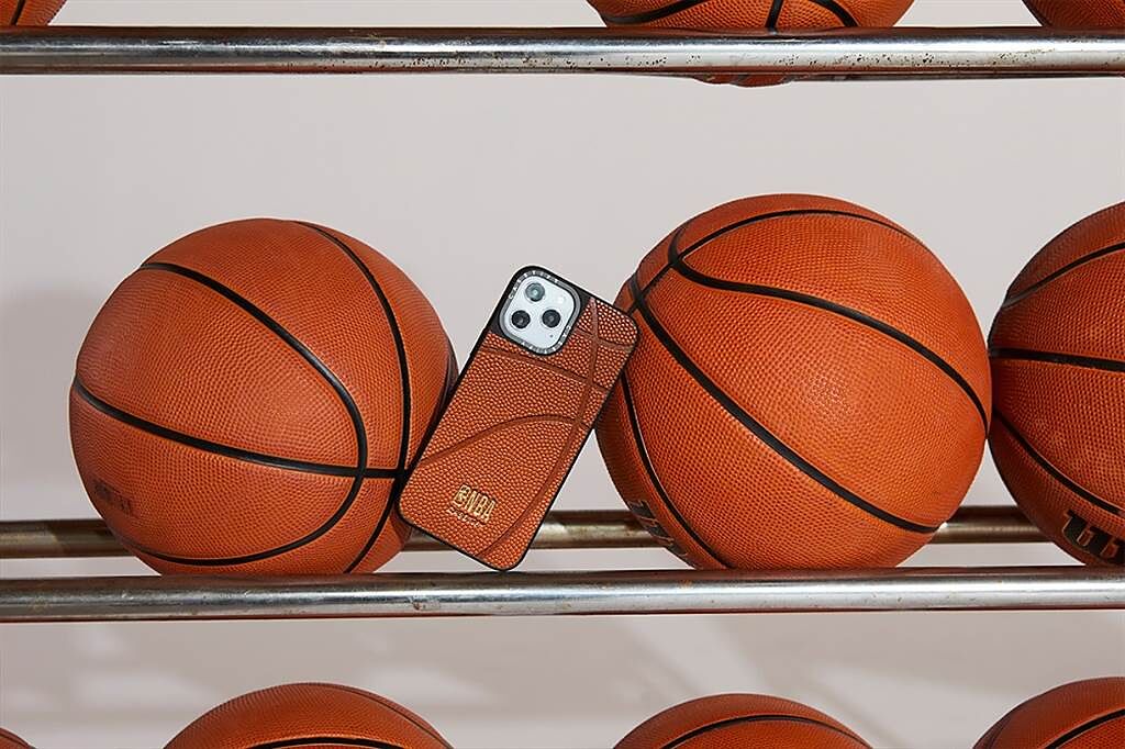 延續年初大受歡迎的籃球荔枝皮革手機殼熱潮，二度聯名以經典籃球標誌色橘色皮革亮眼回歸。（CASETiFY 提供／黃慧雯台北傳真）