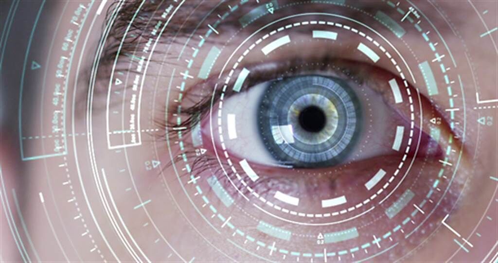 中距離視力影響日常作息，增視型人工水晶體幫助白內障手術的患者，生活更順利。(示意圖/Shutterstock)