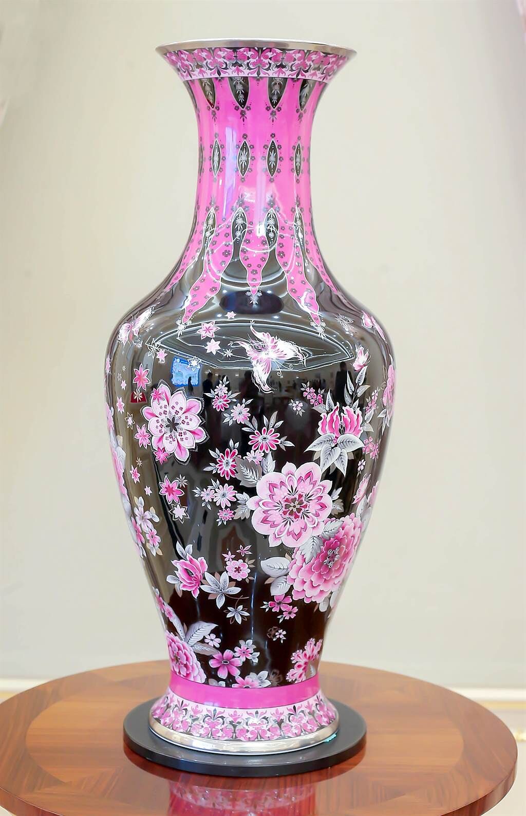 圖三：花開萬年枝花瓶，以黑色釉料為底，洋溢中國情調，以鉑金入畫勾勒銀線圖案，挑戰高難度的彩繪技巧。（粘耿豪攝）