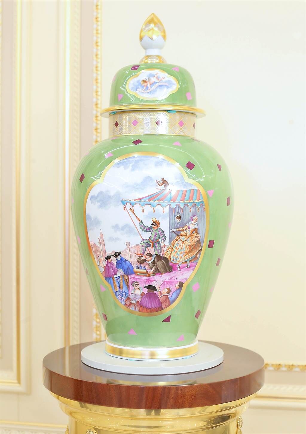圖四：戲看人生花瓶，畫家雅克‧楊克以寫實手法呈現18世紀歐洲貴族盛會，因為是歐洲歷史的真實紀錄而別具文化底蘊。（粘耿豪攝）