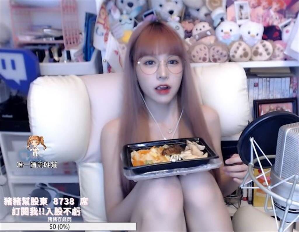 王依渟開直播邊吃飯邊和粉絲互動，過程中做出一姿勢讓她自己好像裸體，讓大票網友看呆。(圖/ 摘自依渟Twitch實況VOD頻道)