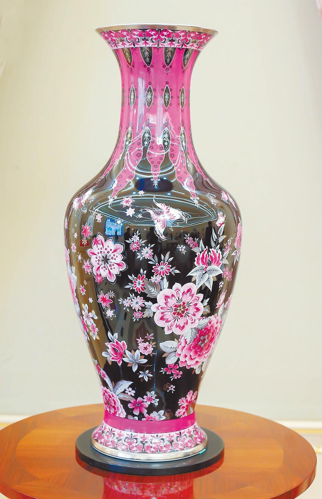 《花開萬年枝》花瓶以黑色釉料為底，洋溢中國情調，以鉑金入畫勾勒銀線圖案，挑戰高難度的彩繪技巧。（國裕精品提供）