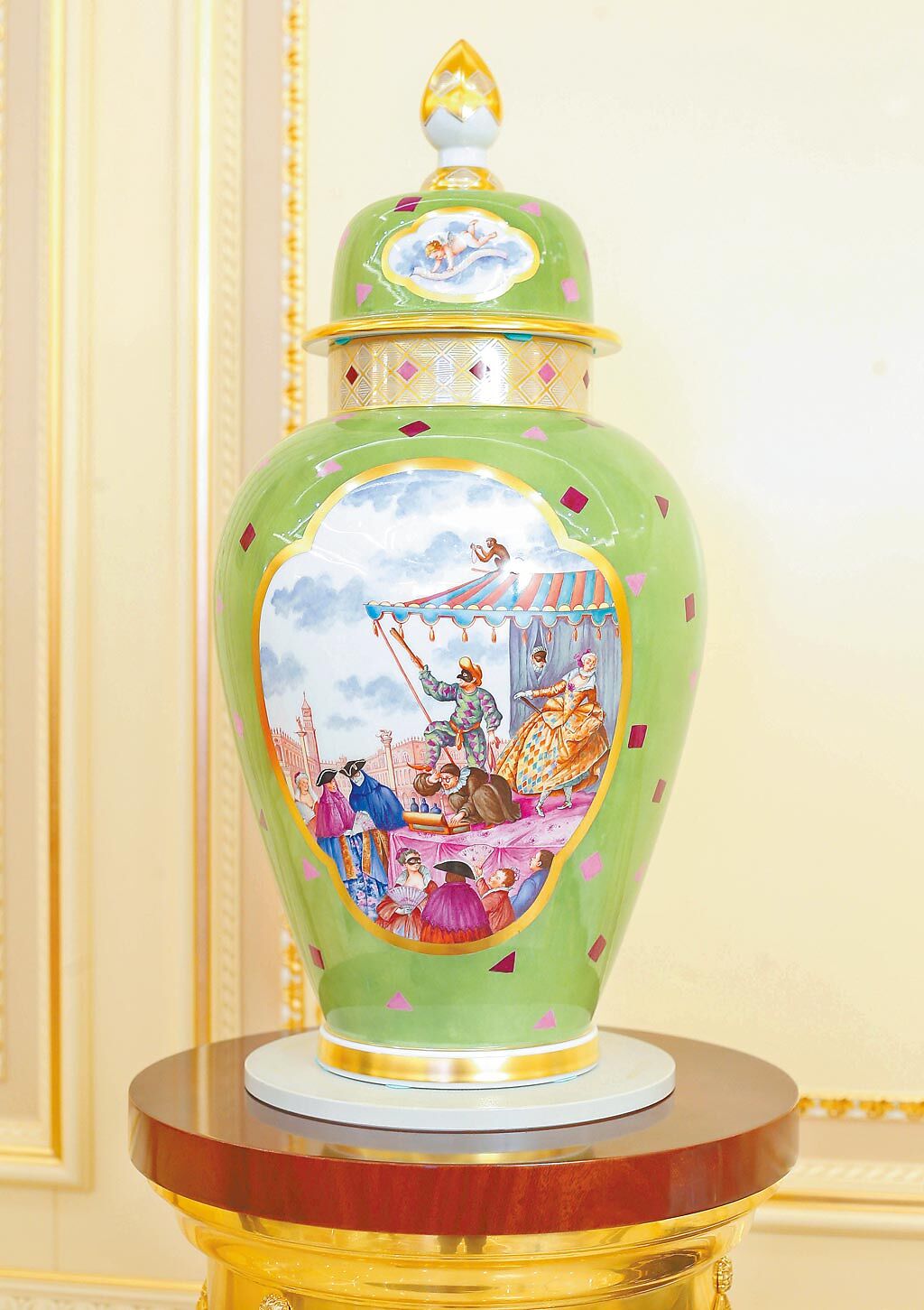 《戲看人生》花瓶是畫家雅克‧楊克以寫實手法呈現18世紀歐洲貴族盛會，因為是真實紀錄而別具文化底蘊。（國裕精品提供）