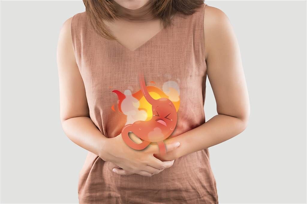 醫師警告，持續放任胃酸亂流的下場，可能會走上「胃食道逆流→逆流性食道炎→巴瑞特食道→食道癌」這條路。(示意圖/Shutterstock)