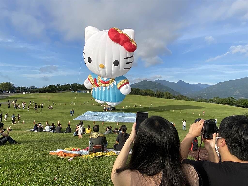 全球唯一HELLO　KITTY熱氣球8日在台東首度亮相，吸引大批粉絲朝聖搶拍。（蔡旻妤攝）