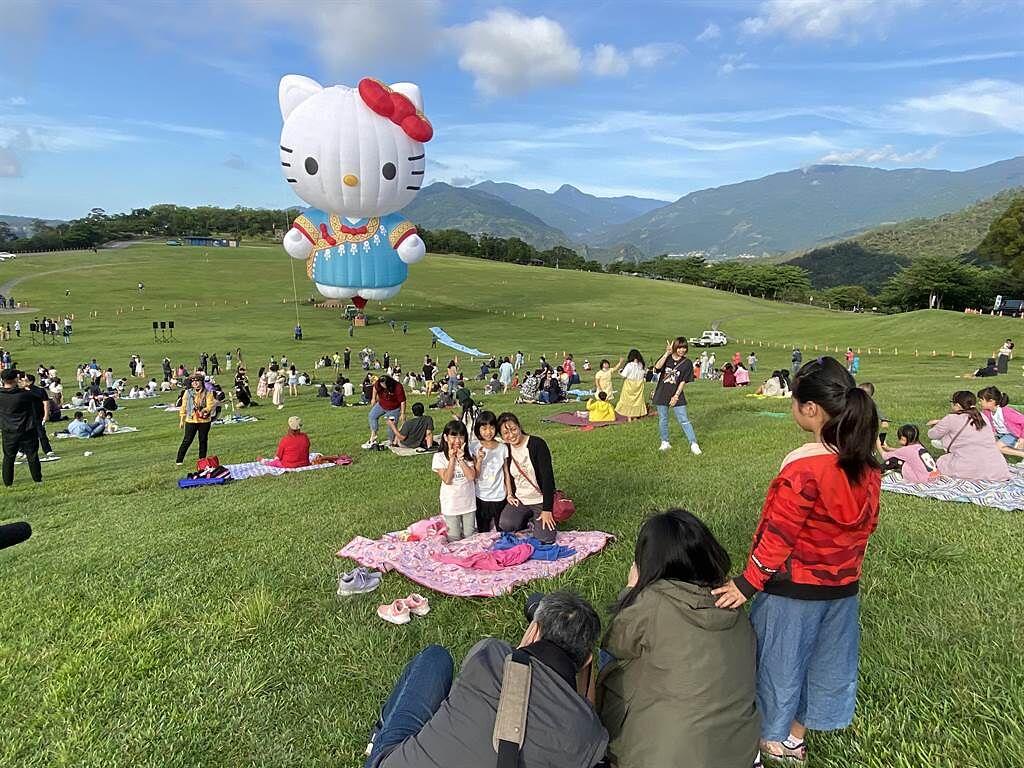 全球唯一HELLO　KITTY熱氣球8日在台東首度亮相，吸引大批粉絲朝聖搶拍。（蔡旻妤攝）