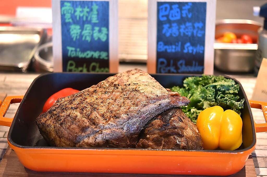 松山意舍酒店〈Que〉餐廳的大塊燒烤豬排，是採用雲林究好豬的里肌肉烤製。（圖／姚舜）
