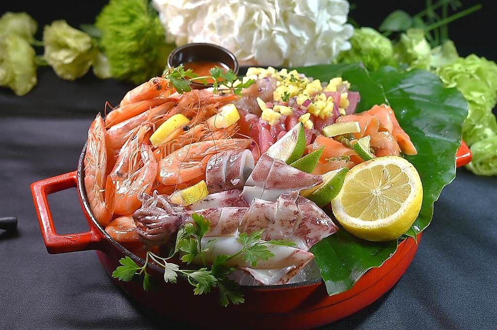 改成Full Buffet後，松山意舍酒店〈Que〉餐廳假日晚餐亦有各式海鮮可吃到飽。（圖／姚舜）