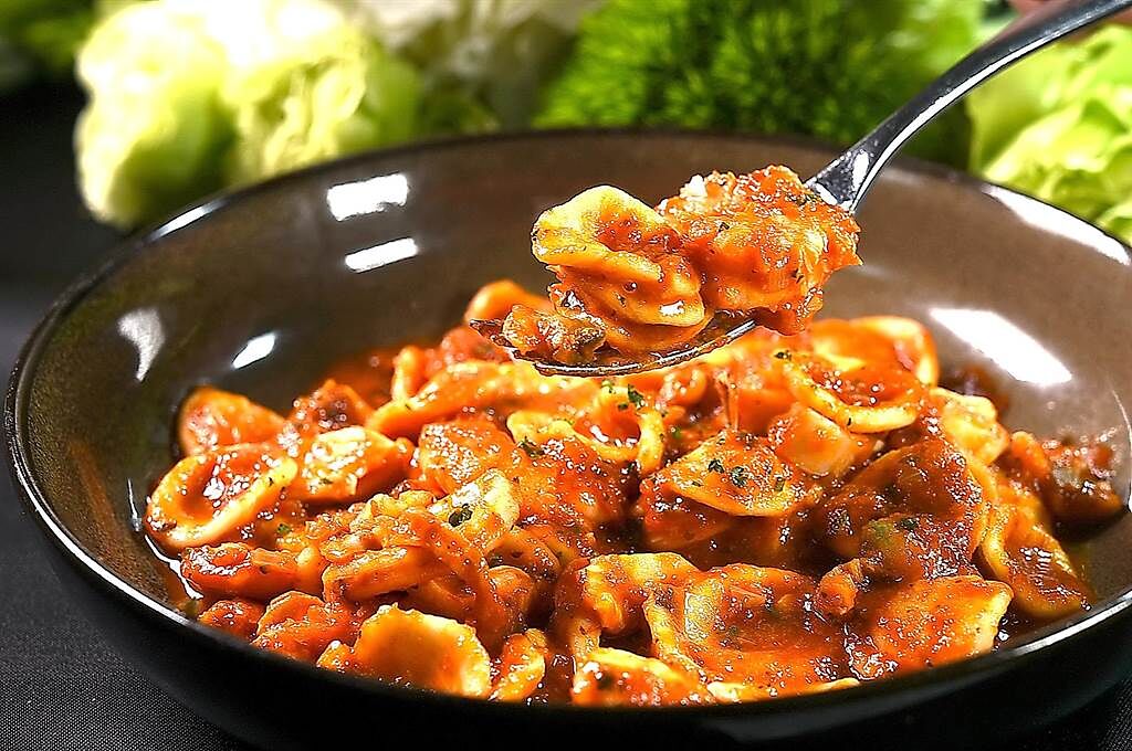 〈紅茄海鮮貓耳朵麵〉的紅醬是用番茄、番茄汁、蔬菜與巴西里製作，麵中有透抽、海瓜子和白蝦等海鮮食材。（圖／姚舜）