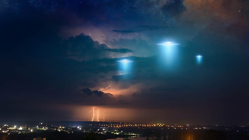 神秘光柱出現在日本福井縣上空，讓不少人誤以為是UFO，但其實是大氣光學的自然現象。(示意圖/達志影像)