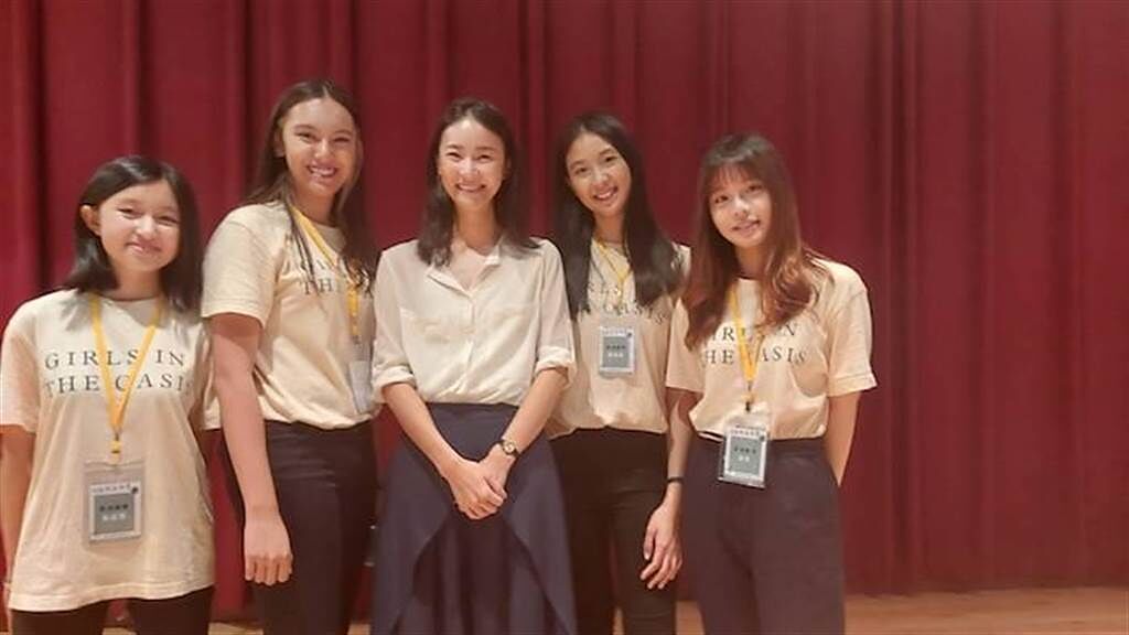 鍾瑶（中）參加四位北一女中學生創立的菸蒂環保組織「菸沒綠洲」講座。經紀人提供