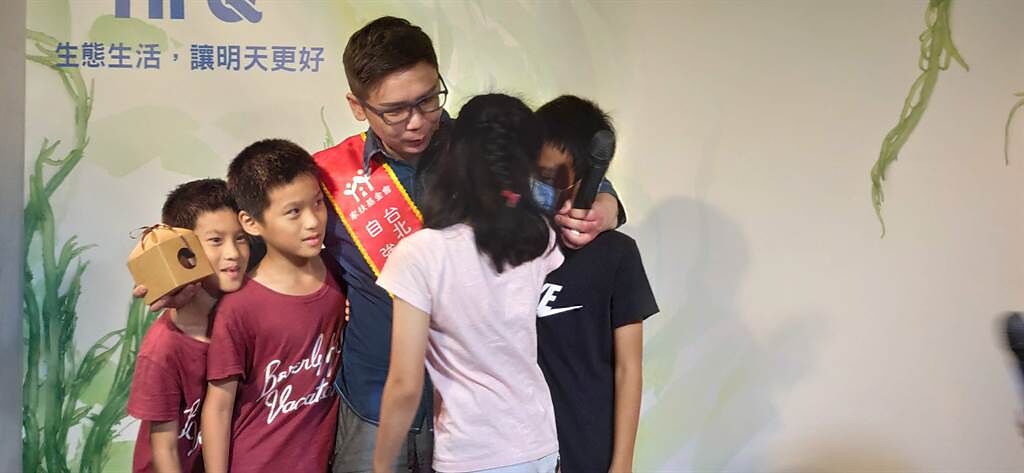 35歲的單親爸邱任，獨自撫養4子長大，今天獲頒台北家扶自強家長。（林良齊攝）