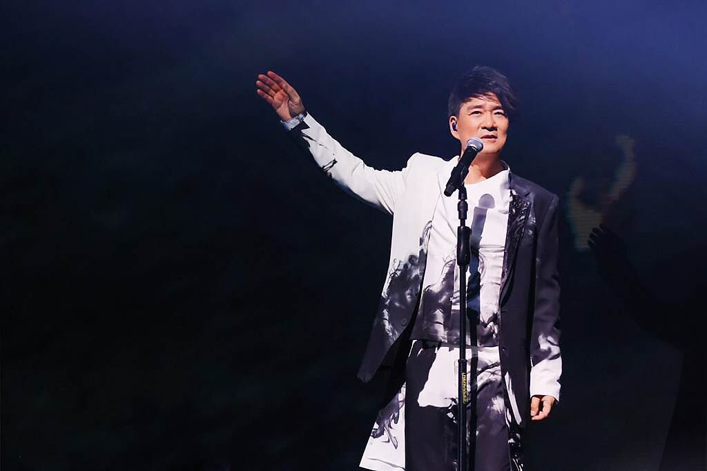 周華健今晚在「少年俠客」演唱會上大展歌喉，演唱一連串經典好歌。（滾石唱片提供）