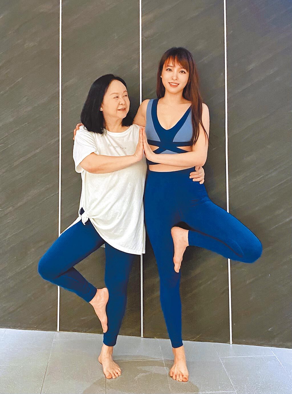 朱蕾安（右）昨帶媽媽出席瑜伽休閒服聯名活動，提前過母親節。（MEET THE MOOD提供）