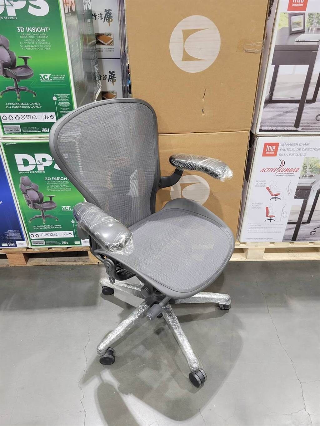 一名女網友在好市多看到一張電腦椅要價近4萬元，相當傻眼。(翻攝自 Costco好市多 商品經驗老實說)