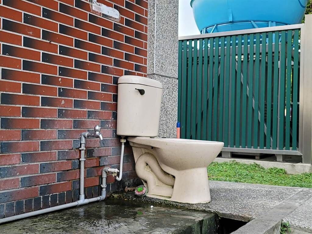 北投區立農公園廁所外「露天馬桶」用途曝光，掀起網熱議。(照片/游定剛 拍攝)