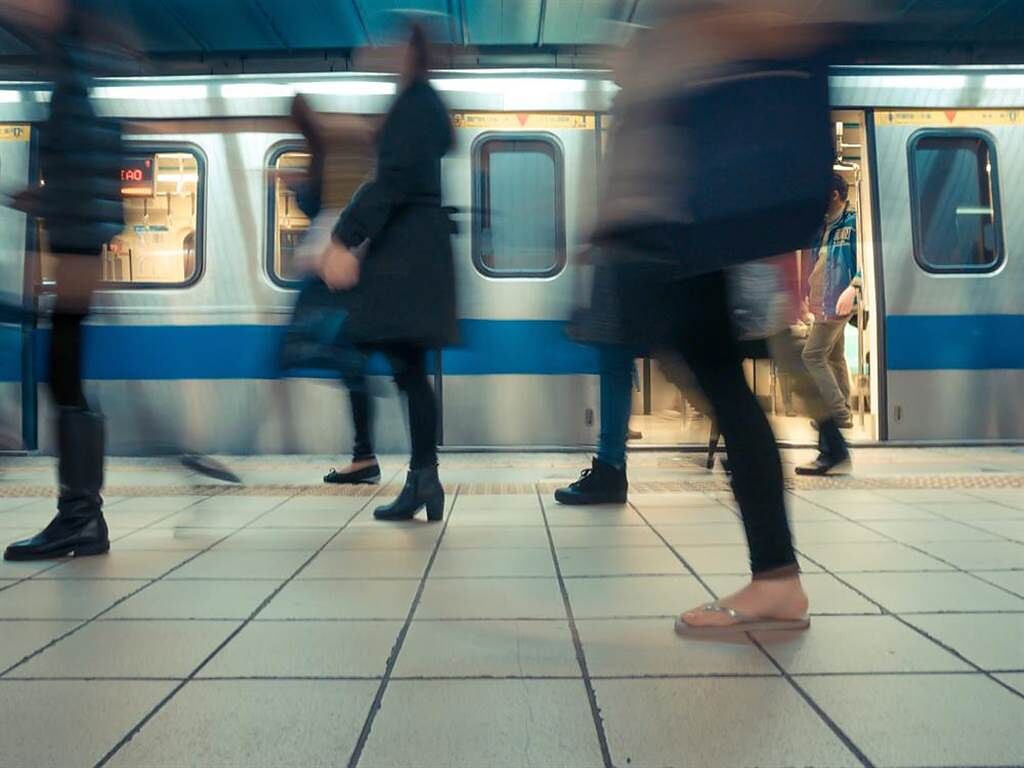 搭捷運轉乘，最容易遇到有心人士性騷或偷拍。（示意圖／Shutterstock）