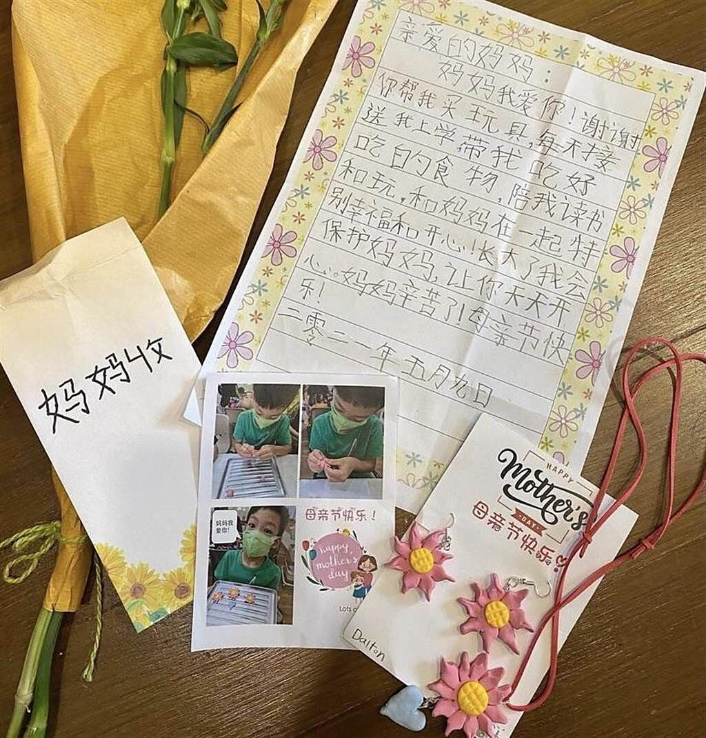 Dalton送給徐若瑄的母親節禮物，除了有手寫信，還有照片和手作黏土耳環和項練。(翻攝徐若瑄IG)