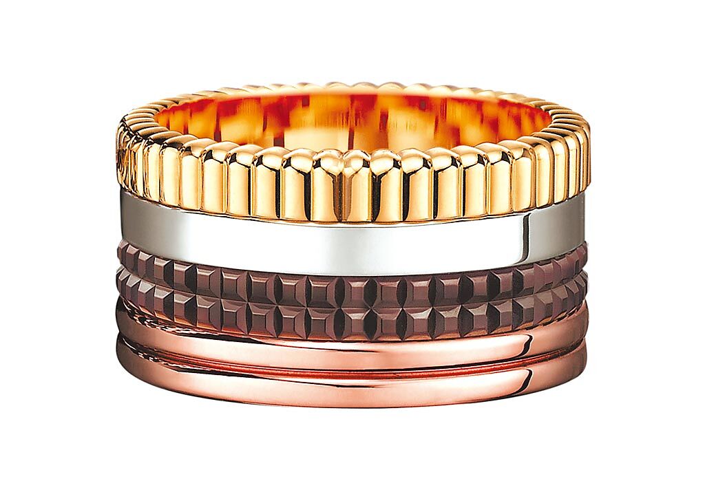 Quatre Classique系列戒指，白金、黃金和玫瑰金750材質、棕色PVD，17萬1500元。（Boucheron提供）