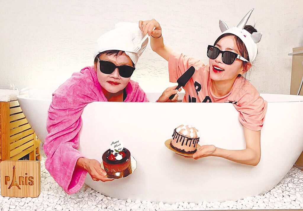 謝金燕（右）和媽媽吃蛋糕過母親節。（摘自臉書）