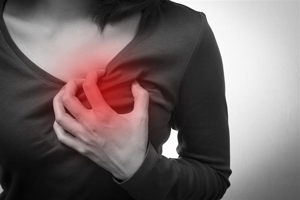 若有胸口像被重壓感覺時，要注意恐是冠狀動脈狹窄的症狀，心臟缺血很要命，最好盡速就醫。(示意圖/Shutterstock)