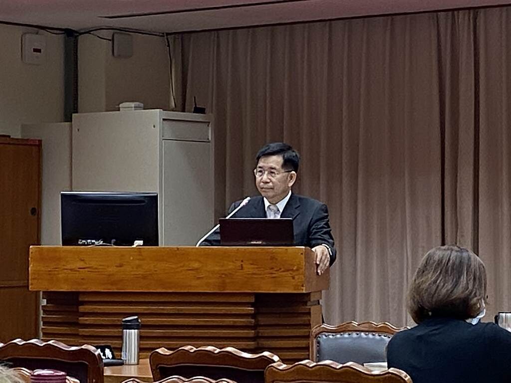 教育部長潘文忠今天在立法院表示，高中學習歷程檔案制度會進行滾動式。（林志成攝）