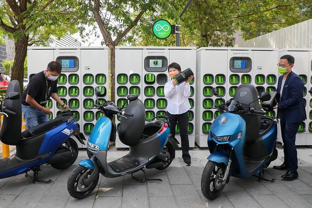 市長盧秀燕在Gogoro Network總經理潘璟倫帶領下，6秒內就完成更換電動車電池，肯定操作方式相當便捷輕鬆。（陳世宗攝）