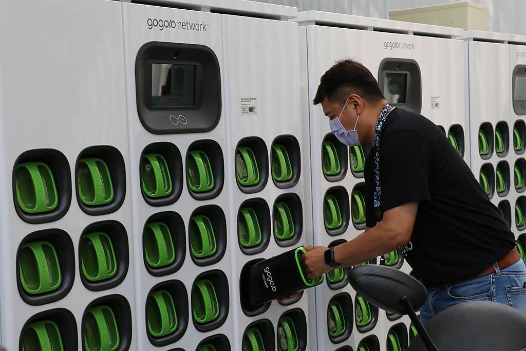 Gogoro 用戶於台中市累積交換超過 2,600 萬顆智慧電池，於全市 29 個行政區皆有電池交換站的身影，且在達到第 300 站的里程碑後，Gogoro Network 於台中市設置的 Super GoStation 也達到了 17 座，與新北市並列為全台最多 Super GoStation 的城市。（Gogoro提供／黃慧雯台北傳真）