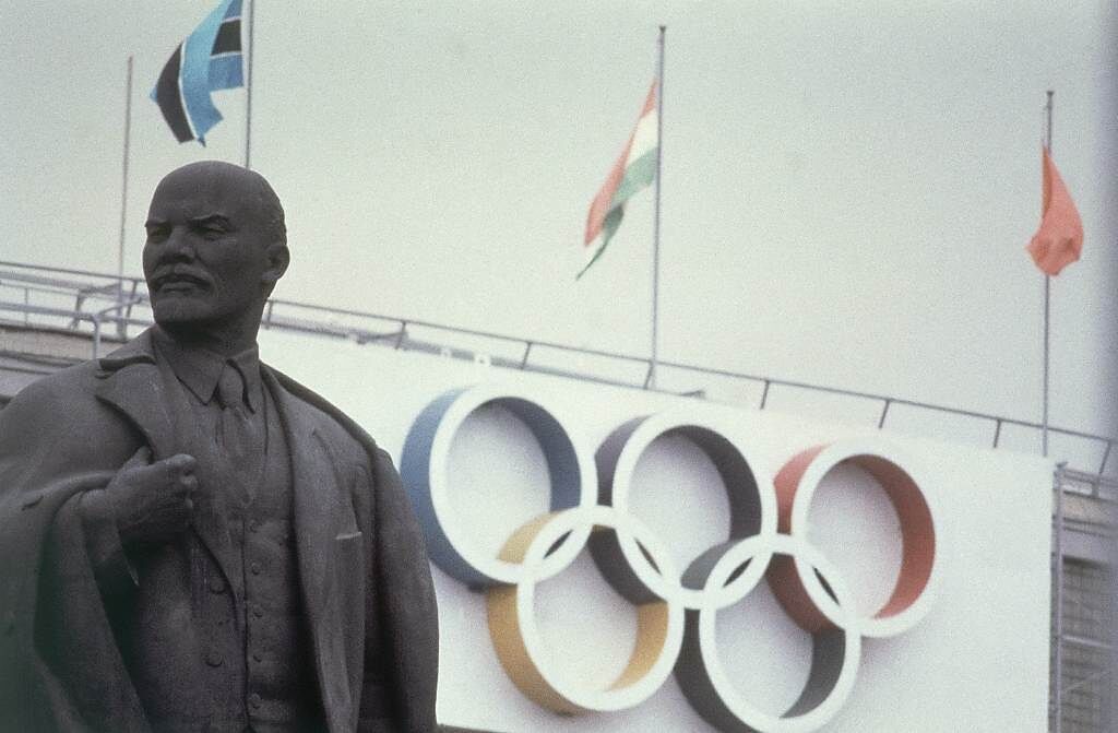 1980年莫斯科夏季奧運，場館外頭豎立著列寧雕像。（美聯社資料照）