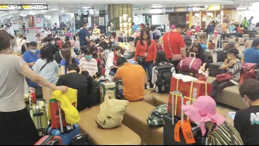 立榮航空1架台北飛馬祖的班機因主輪爆胎折返，松山機場跑道關閉停止起降，台金線有4架次約400名旅客受到影響。（讀者提供）