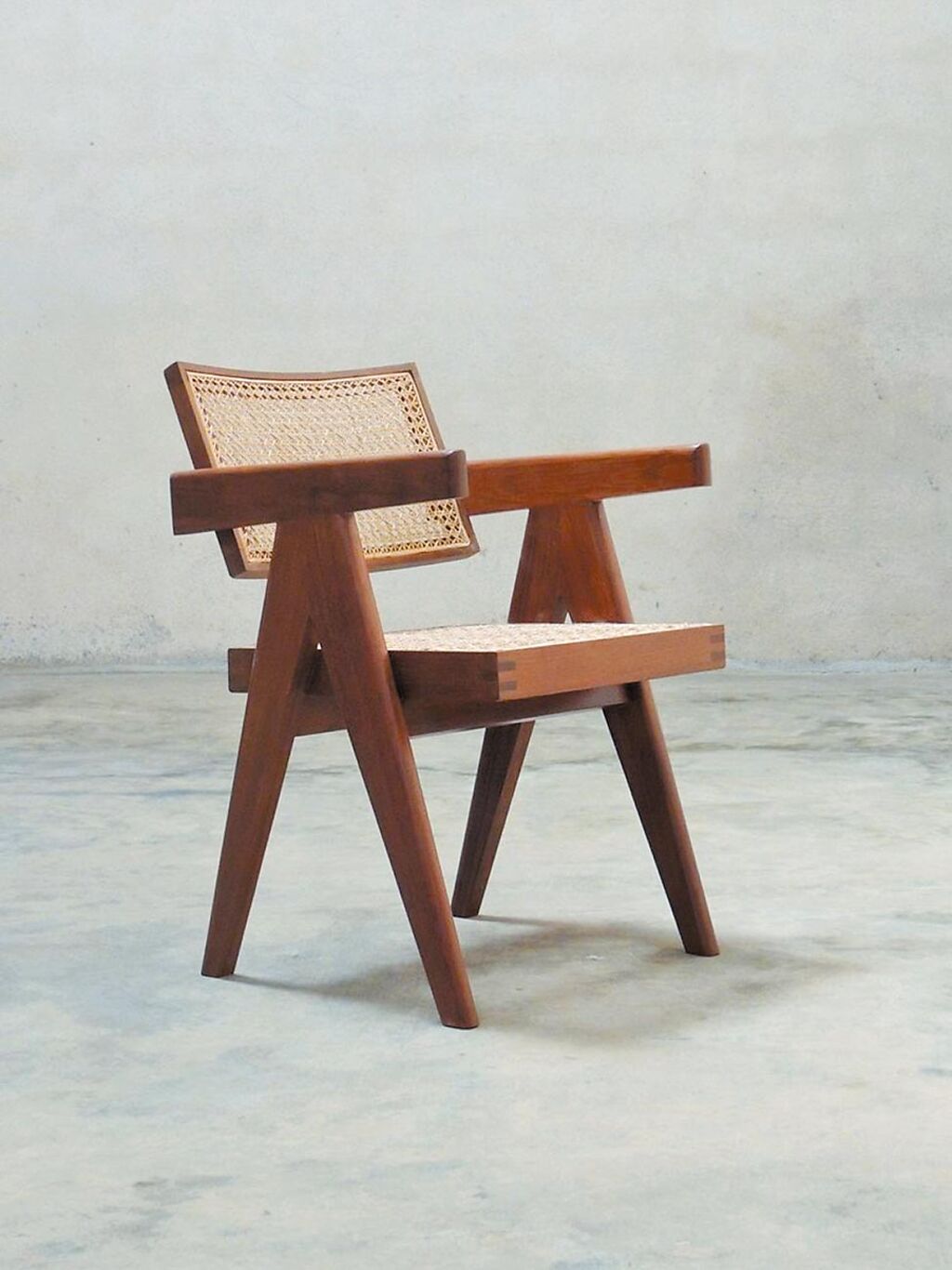 Pierre Jeanneret昌迪加爾椅，5萬8000元。（Retro Studio提供）
