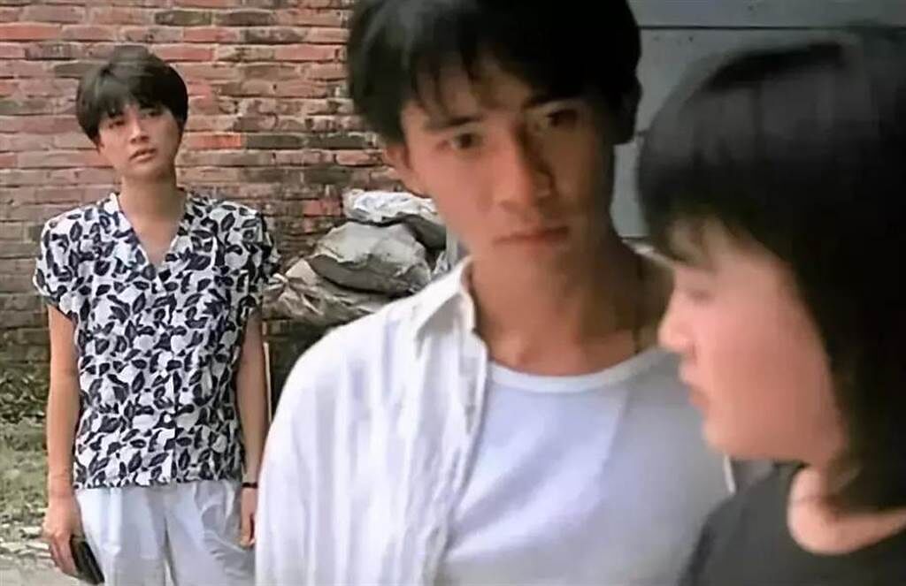 金燕玲和梁朝偉、溫碧霞在《地下情》上演三角戀，讓她再度翻紅。(圖/翻攝自微博)