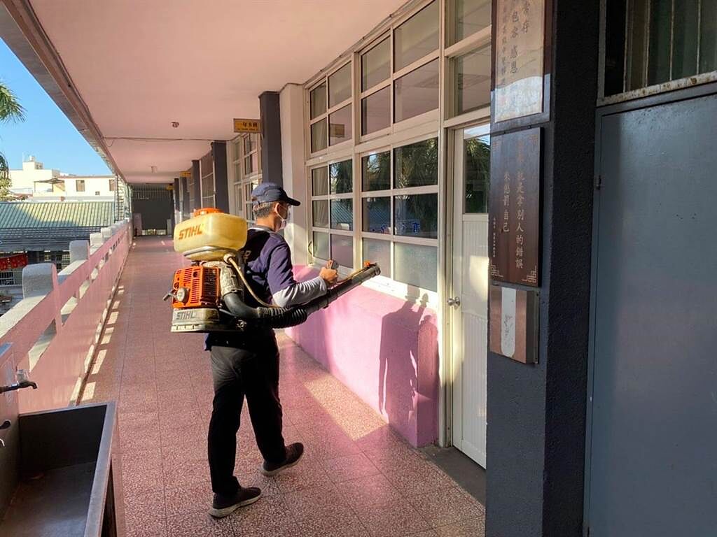 台中市環保局清潔人員，已到各考場教室進行消毒等作業。（盧金足攝）