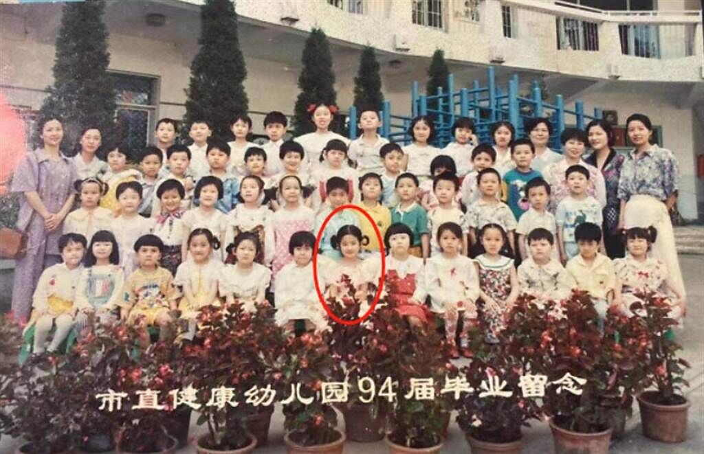 劉亦菲幼稚園畢業照被瘋傳。(圖/ 摘自微博)
