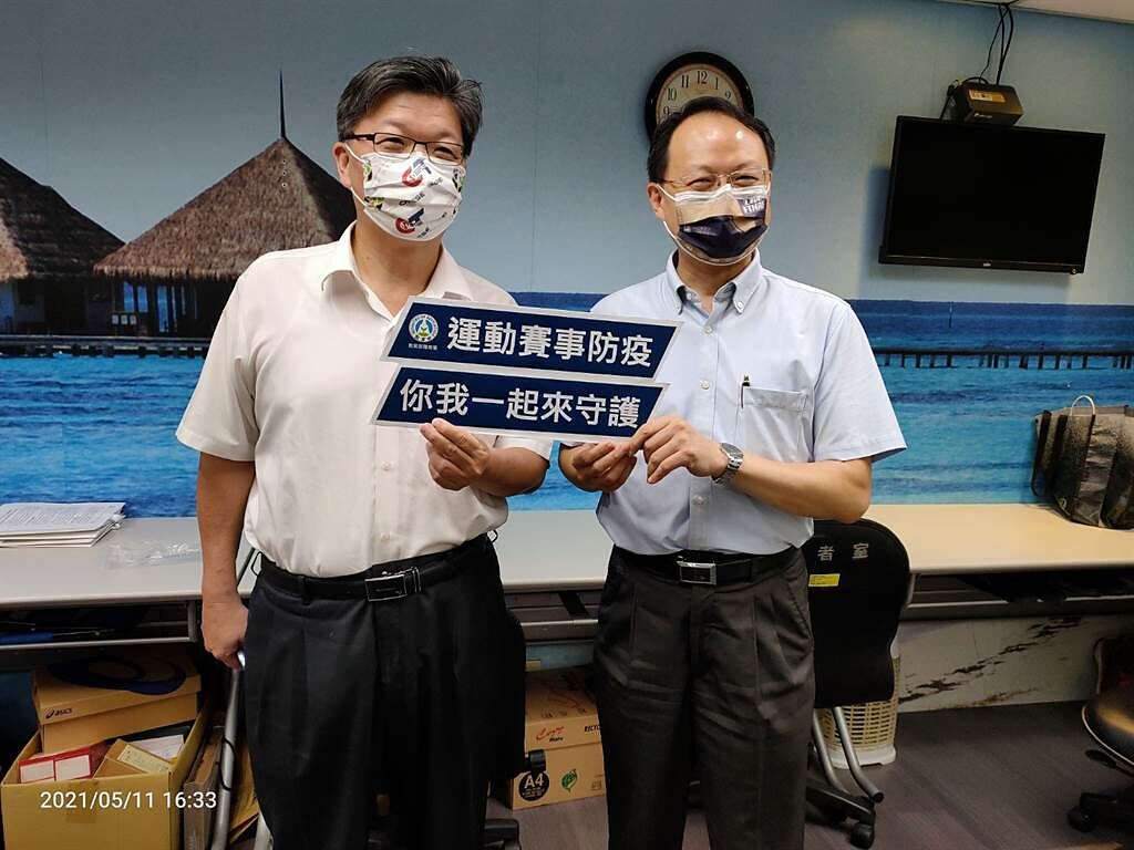爆發新冠本土疫情，體育署學校體育組長蔡忠益(右)表示，台南大運會照常舉行，但必須遵守室外500人、室內100人以下規定。(黃邱倫)