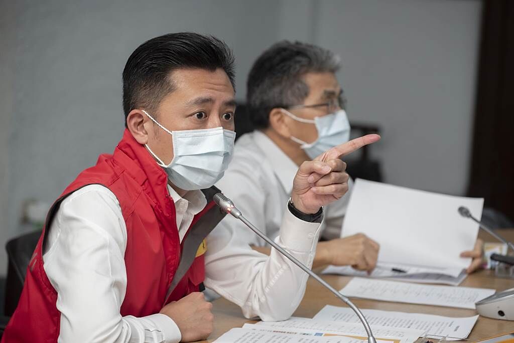 新竹市長林智堅（左）11日下午召開緊急防疫會議，決定全面提高新竹市的防疫警戒標準。（陳育賢攝）