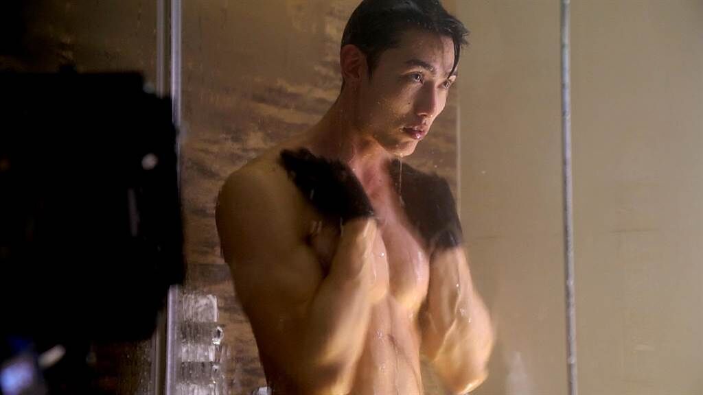 賴東賢在BL原創網劇《約‧定I DO》連淋浴都戴手套。（Vidol提供）