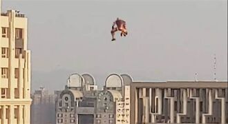 誤會大了 目擊鋼鐵人飛上天 恐是人形氣球非背包飛行器