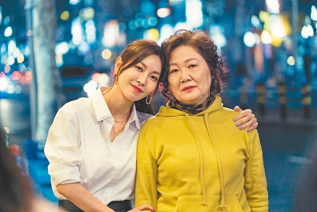 金素妍（左）飾演金海淑撒嬌賣萌的貼心女兒。（中天娛樂台提供）