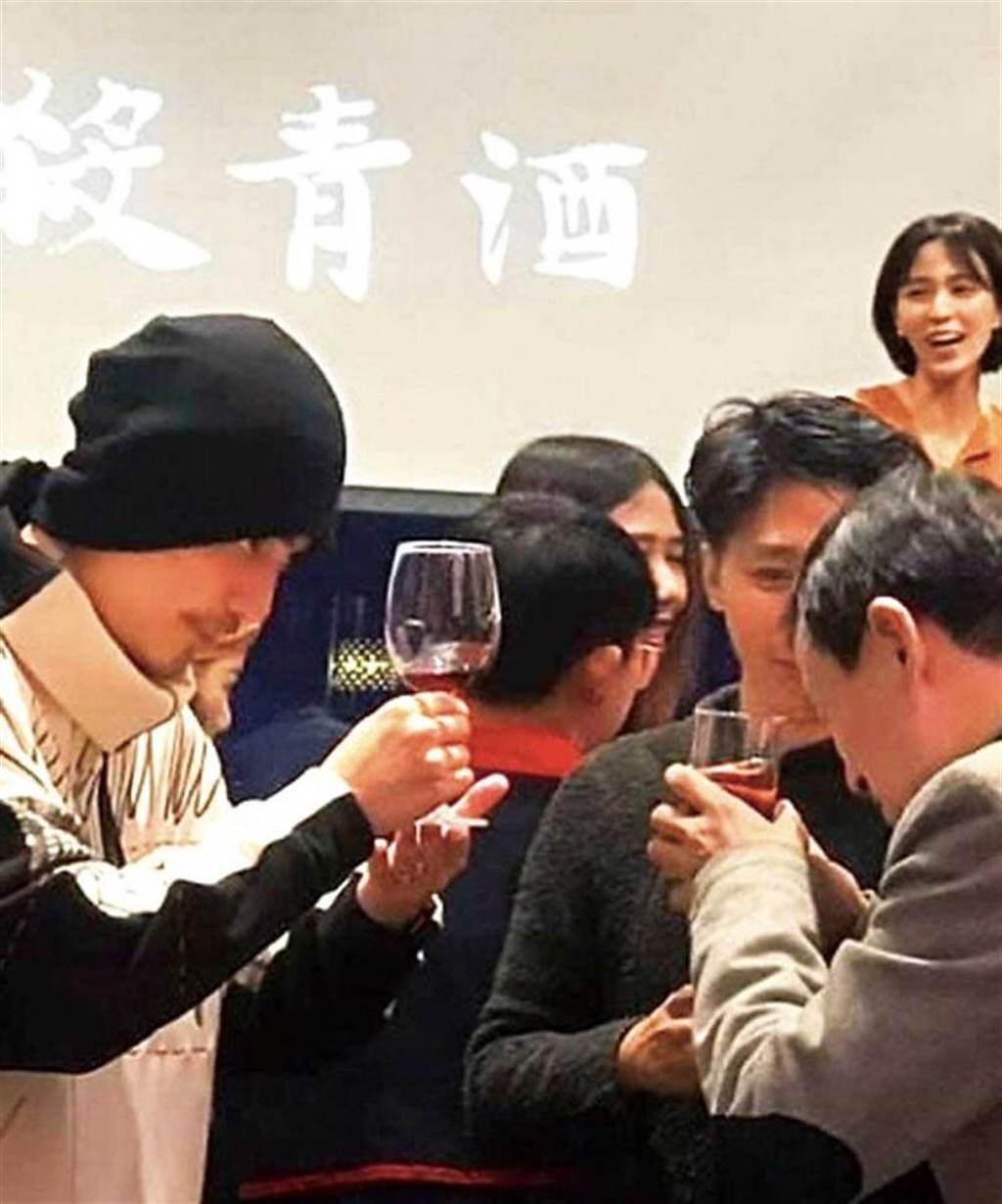 鮮少喝酒的周渝民，端著酒杯向吳興國敬酒。（圖／翻攝自hhr50113 IG）